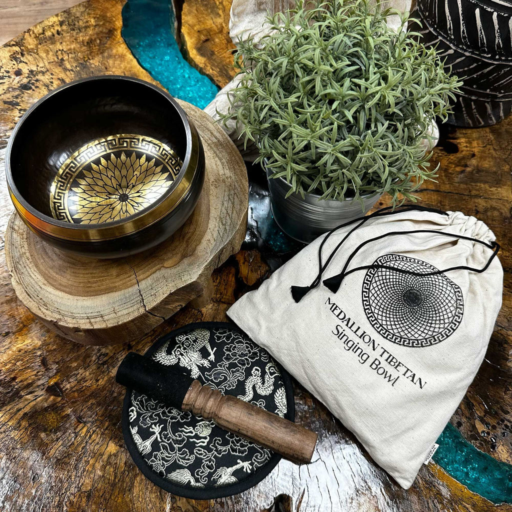 Conjunto de oferta de taça tibetana gravada e batida à mão - 14 cm - Medalhões redondos