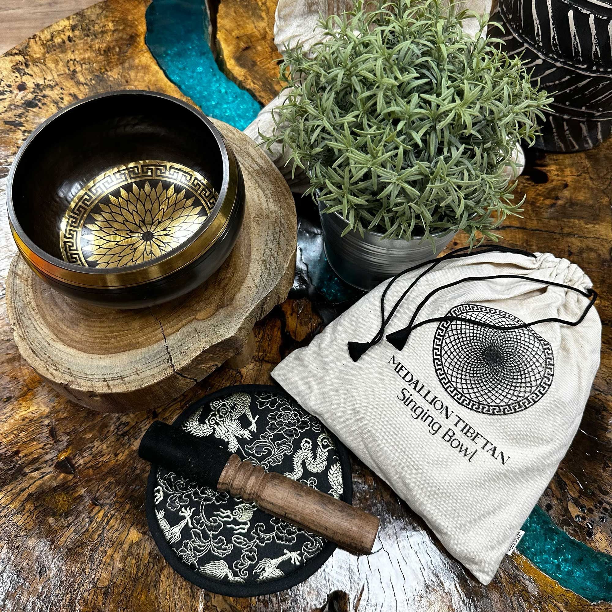 Conjunto de oferta de taça tibetana gravada e batida à mão - 14 cm - Medalhões redondos