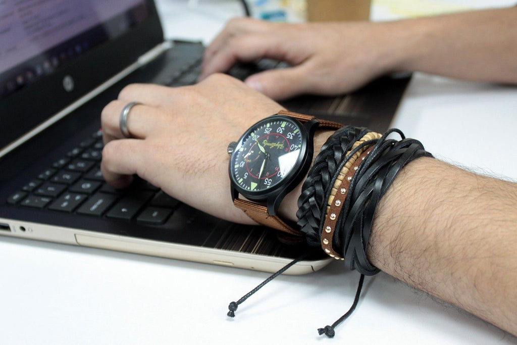 Pulsera de Hombre - Metal Y Cuero (color aleatorio)