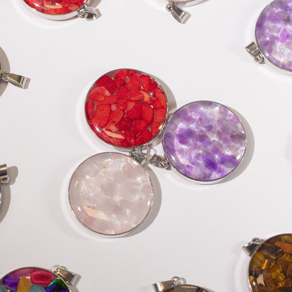 12x Colgantes redondos con carcasa de acero - Chips de gemas y conchas Surtido