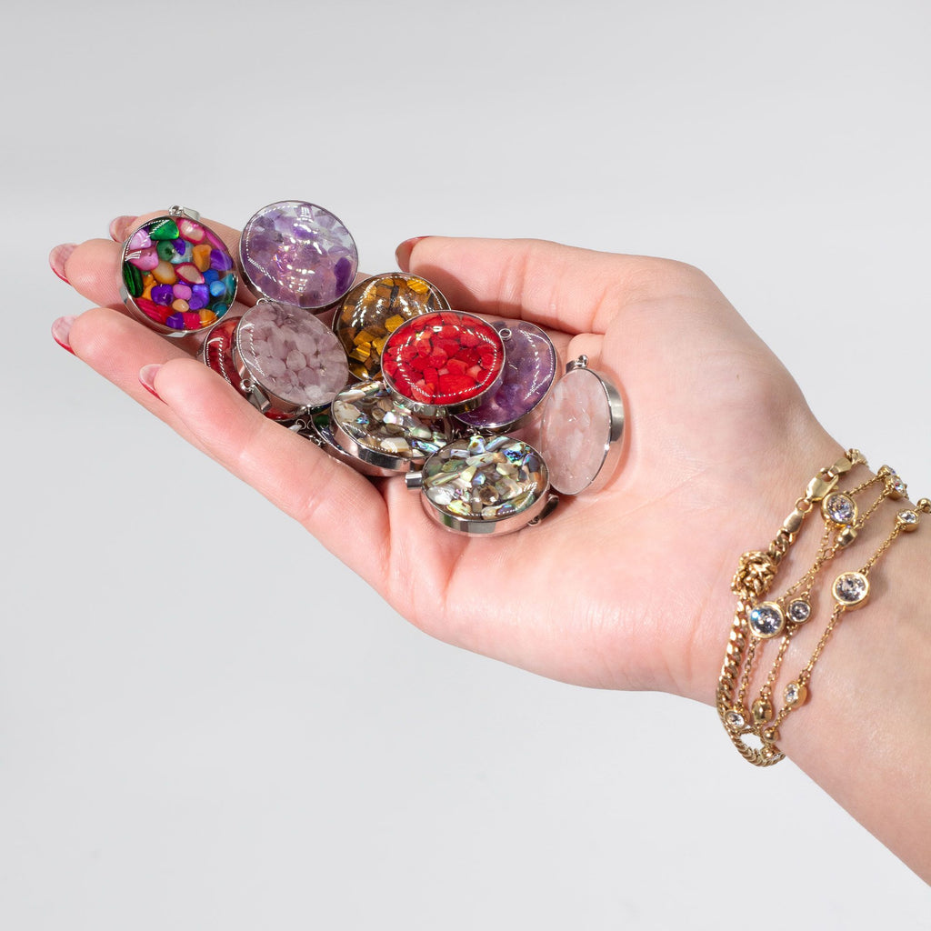 12x Colgantes redondos con carcasa de acero - Chips de gemas y conchas Surtido