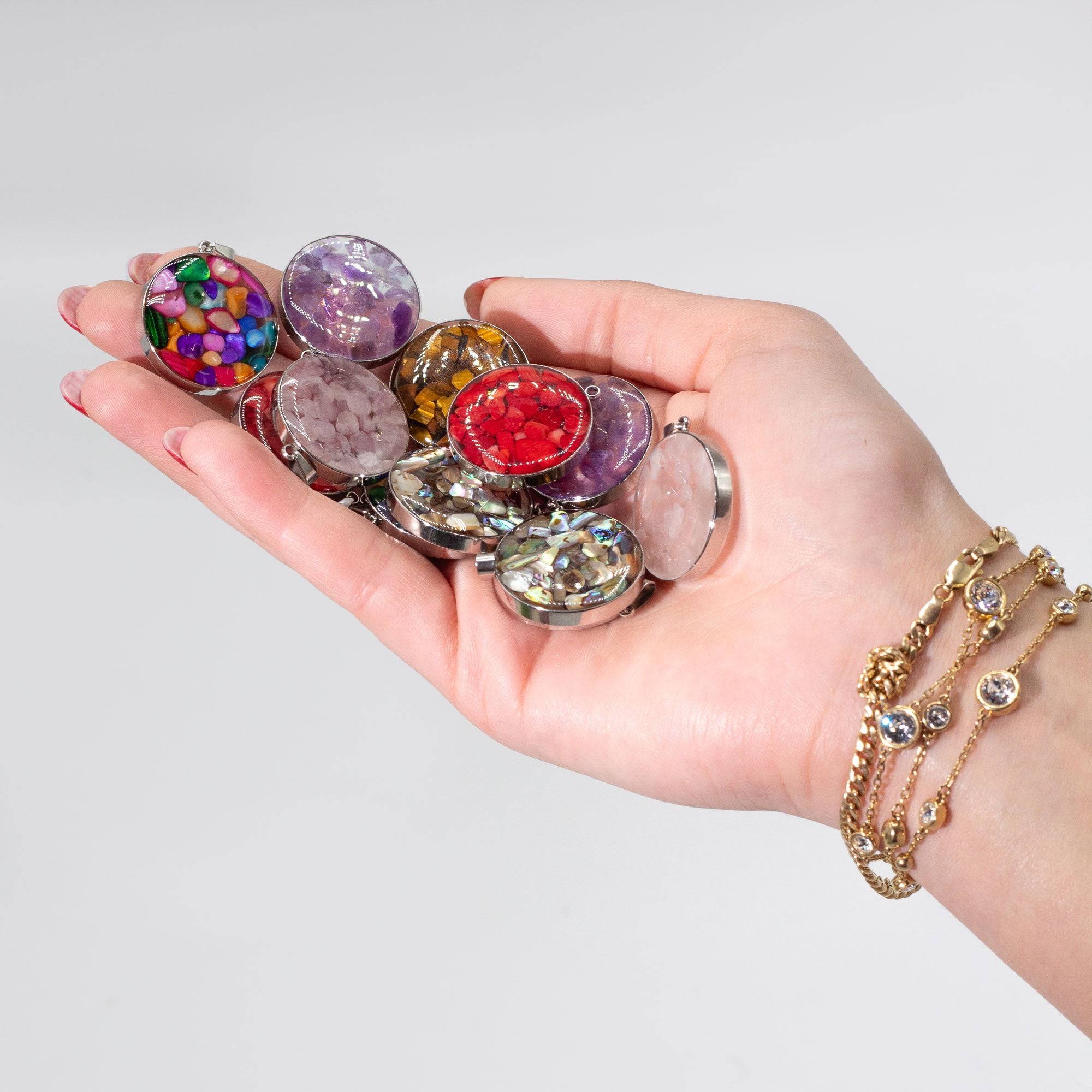 12x Colgantes redondos con carcasa de acero - Chips de gemas y conchas Surtido