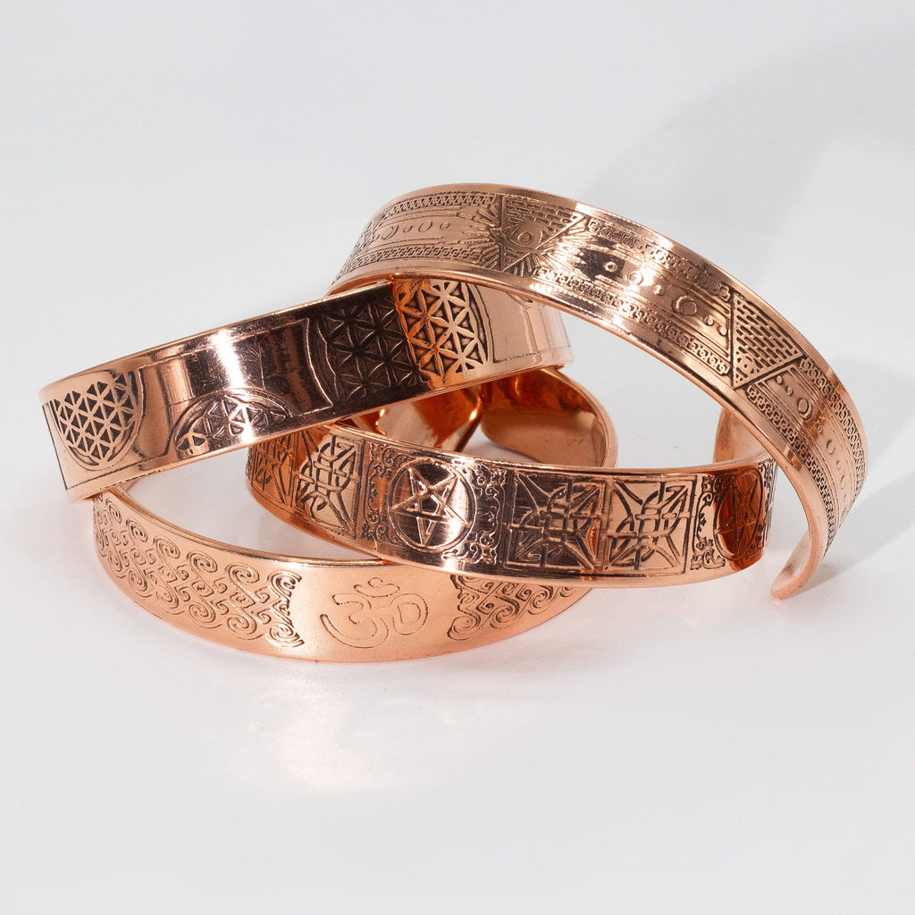 Pulseiras de cobre maciço com afirmações gravadas (sortidas)