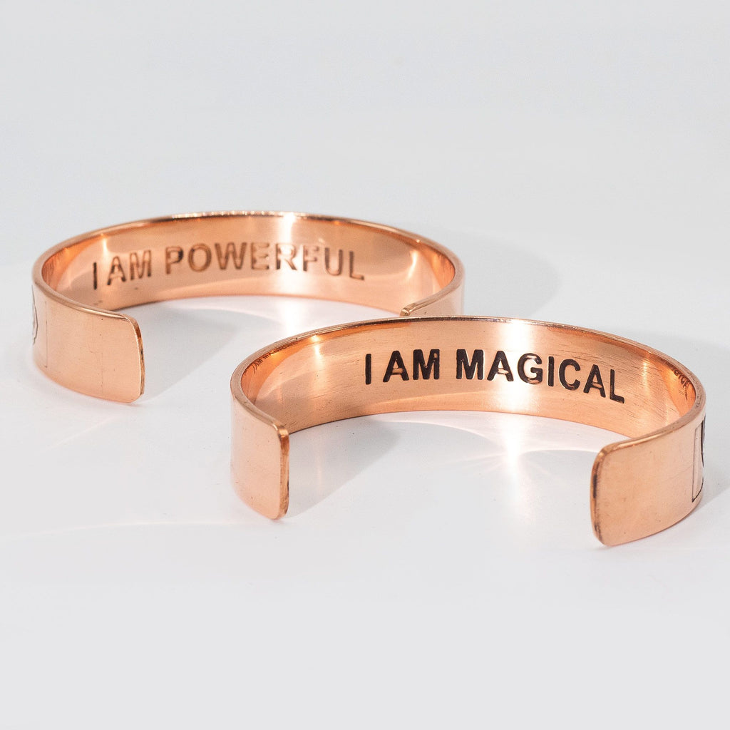 Pulseiras de cobre maciço com afirmações gravadas (sortidas)