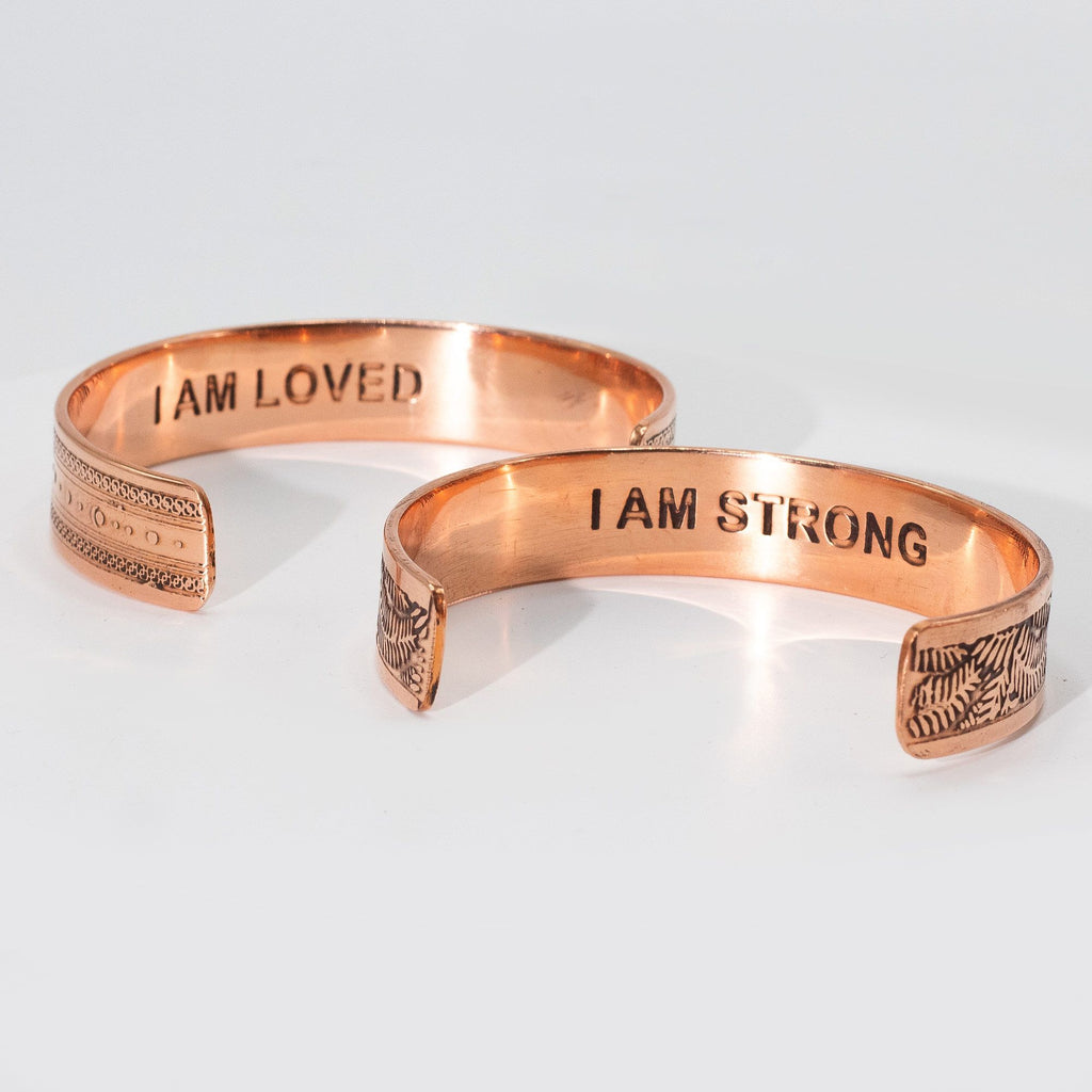Pulseiras de cobre maciço com afirmações gravadas (sortidas)