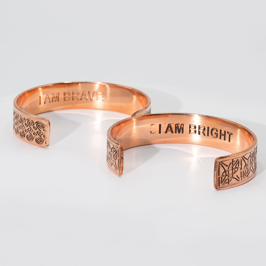 Pulseiras de cobre maciço com afirmações gravadas (sortidas)