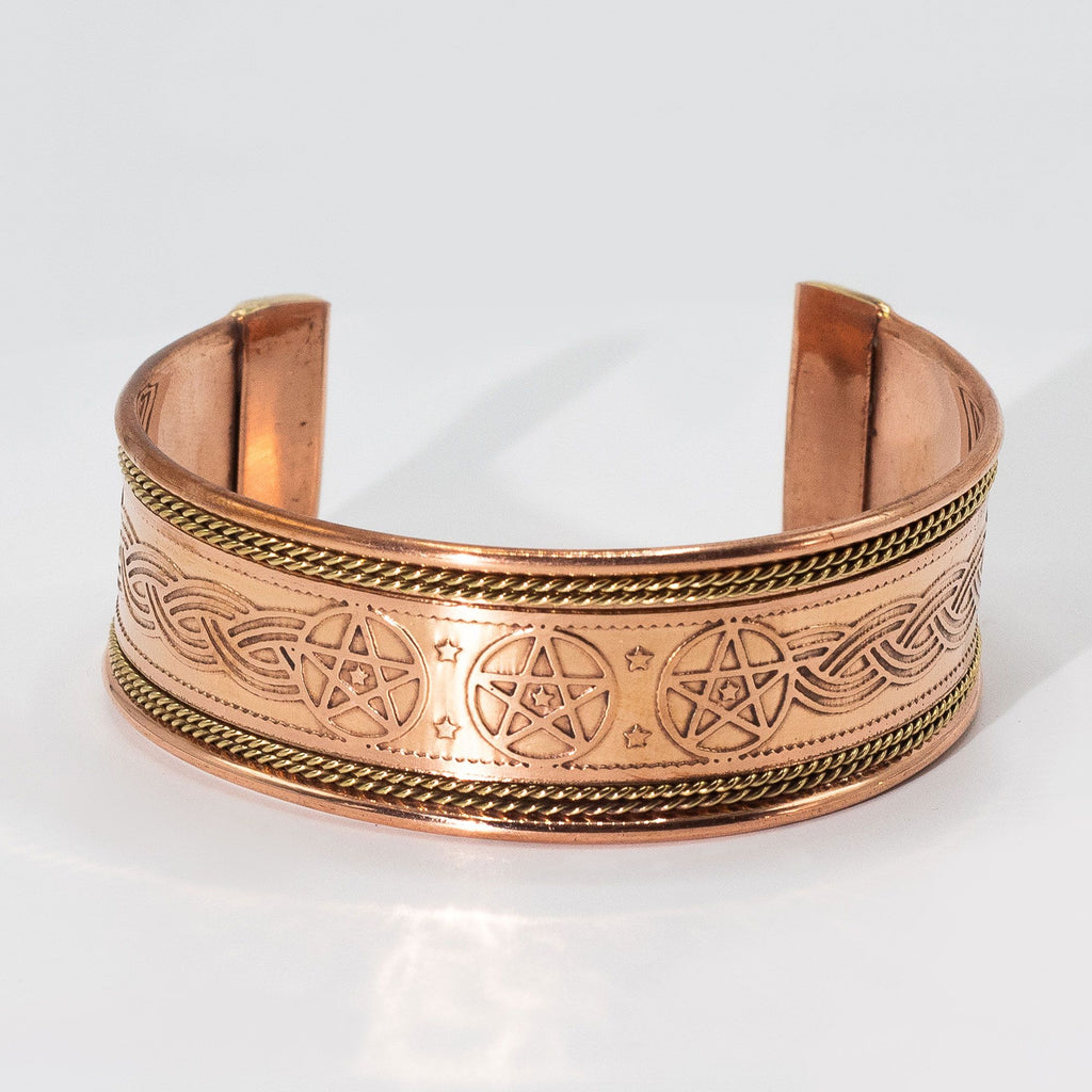 Pulseiras em cobre com faixa larga e decoração em latão (sortidas)