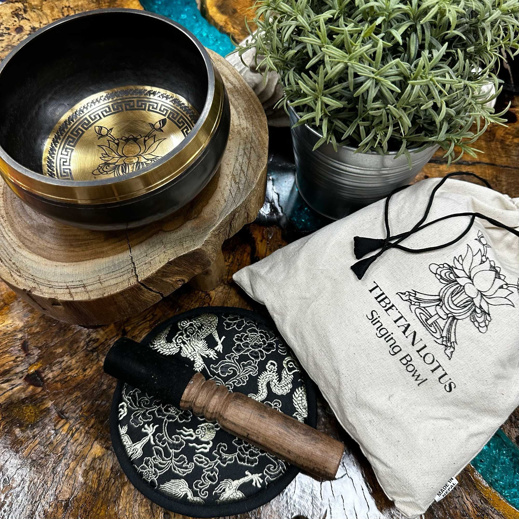 Conjunto de oferta de taça tibetana tibetana gravada e batida à mão - 14 cm - Flor de lótus