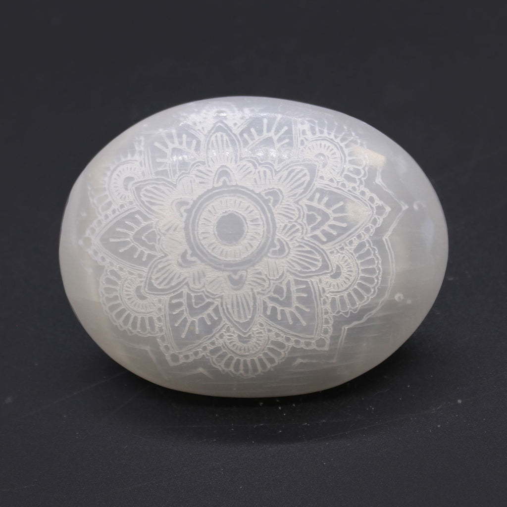Piedra de palma de selenita - Mandala grabada