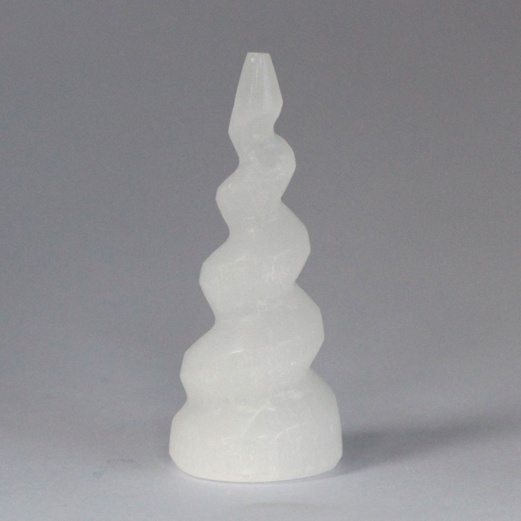 Torre de Cornos de Unicórnio em Espiral de Selenite - 10 cm