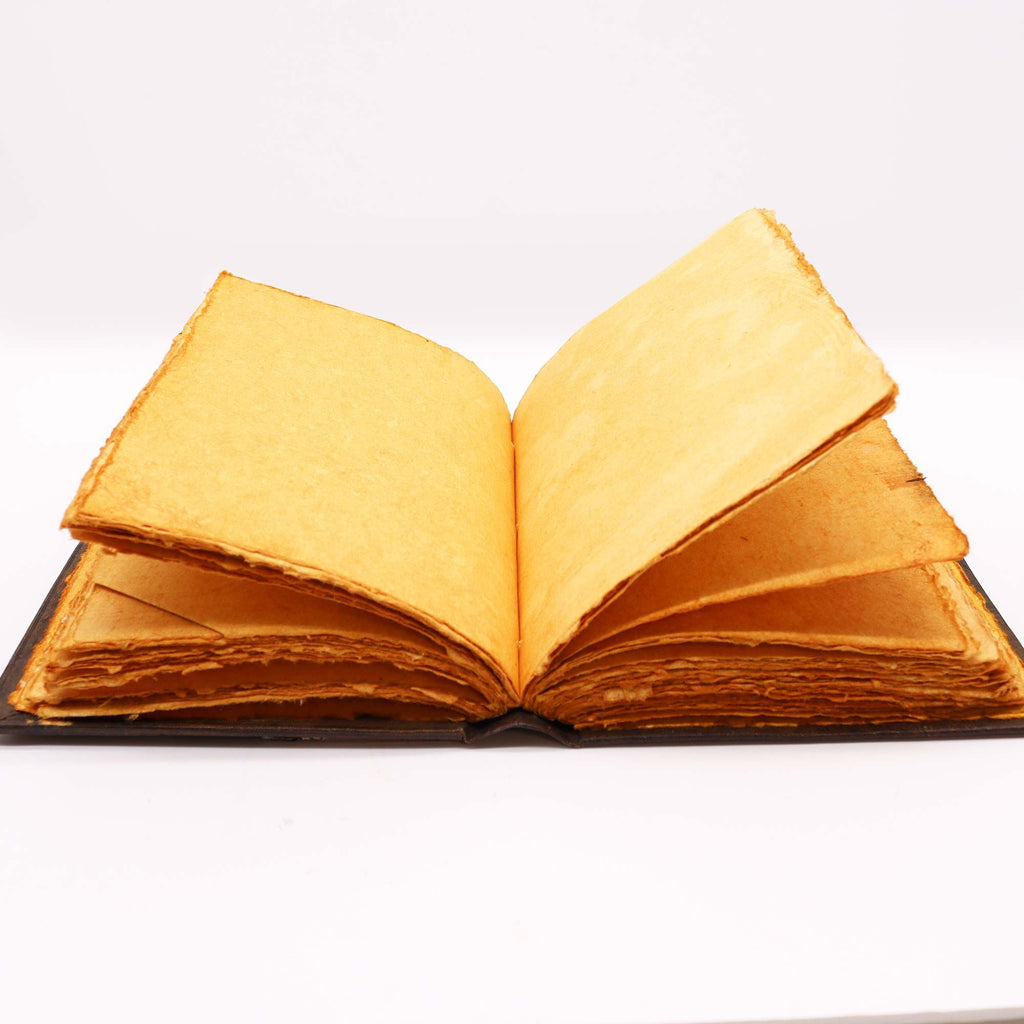 Livro Castanho - Decoração tripla de lua em zinco com bordas de capa