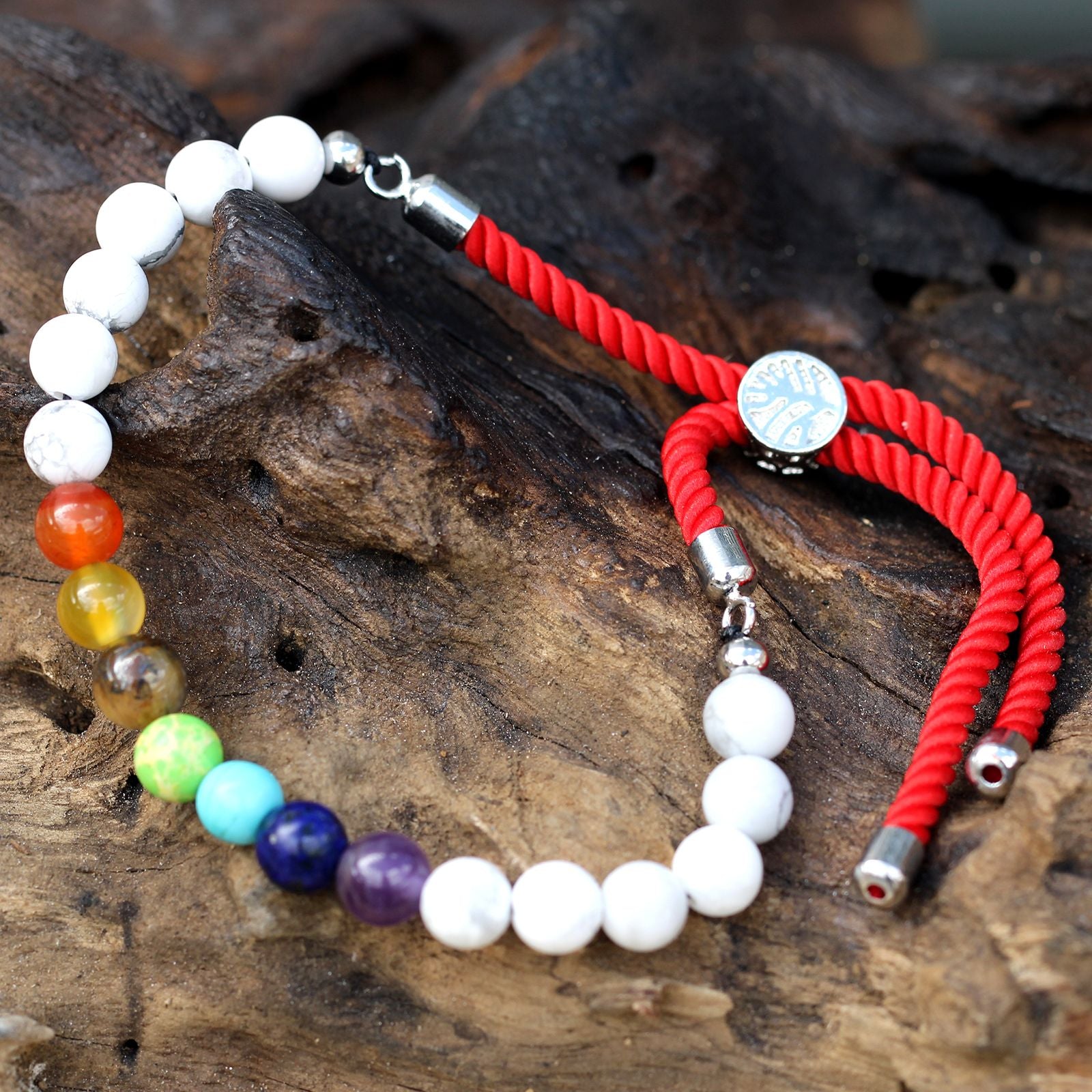 Pulseira de cordão vermelho com Khaulita branca e Chakras