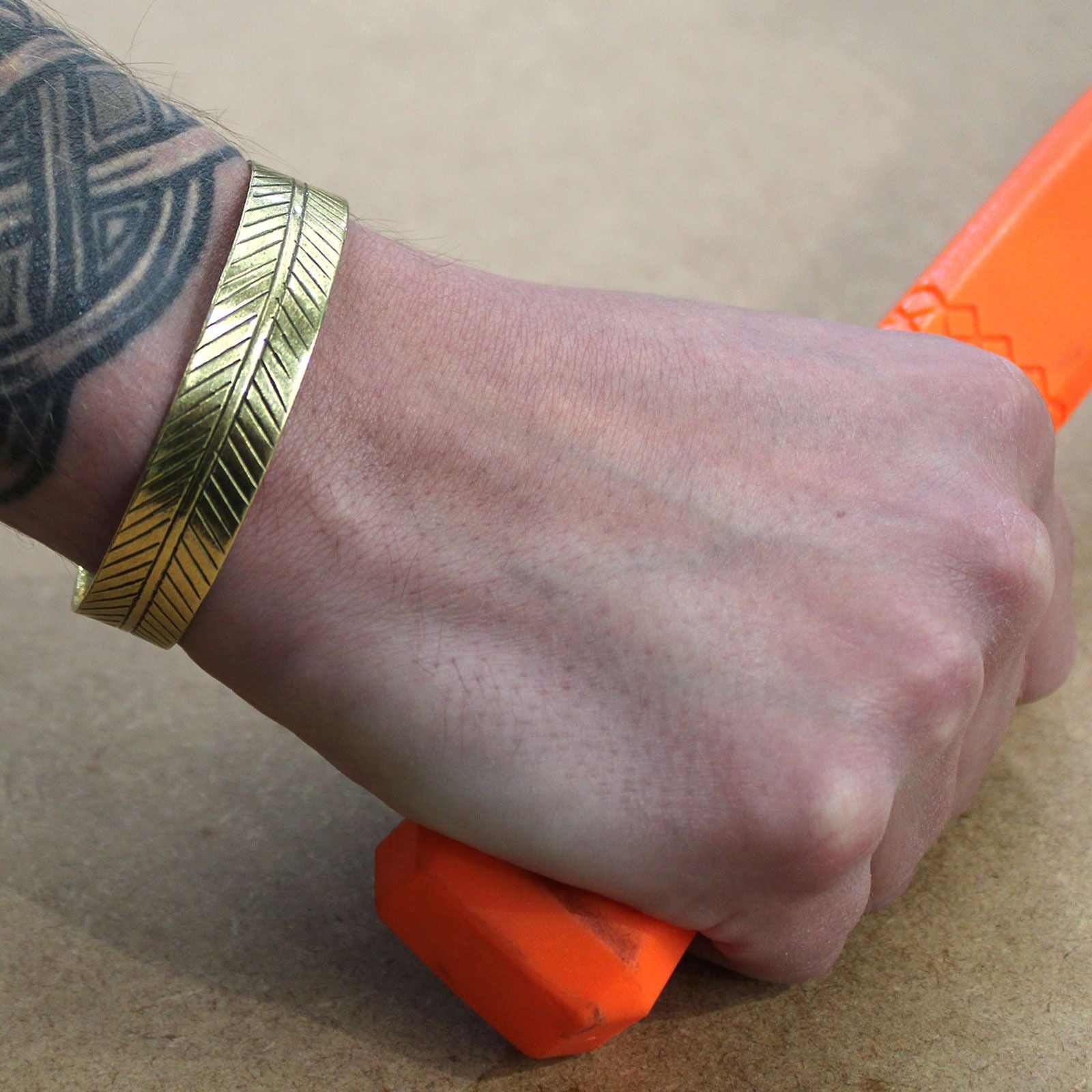 Pulseira de latão tibetano - Folha tribal larga