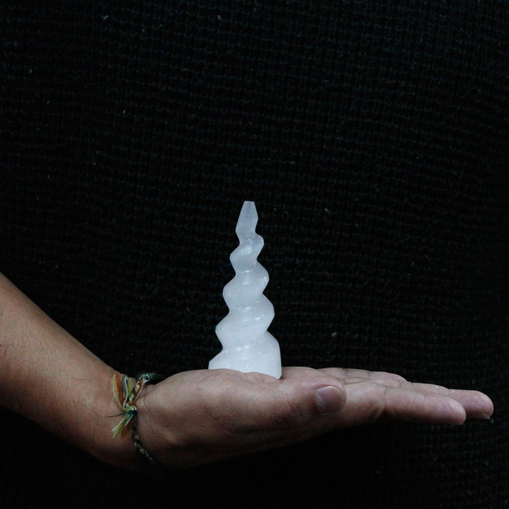 Torre de Cornos de Unicórnio em Espiral de Selenite - 10 cm
