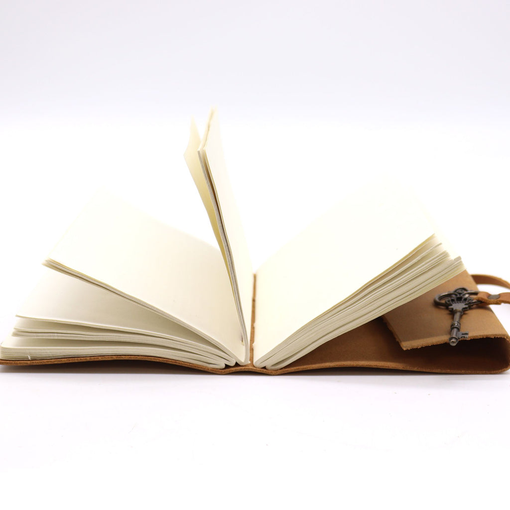 Couro bronzeado oleado e chave