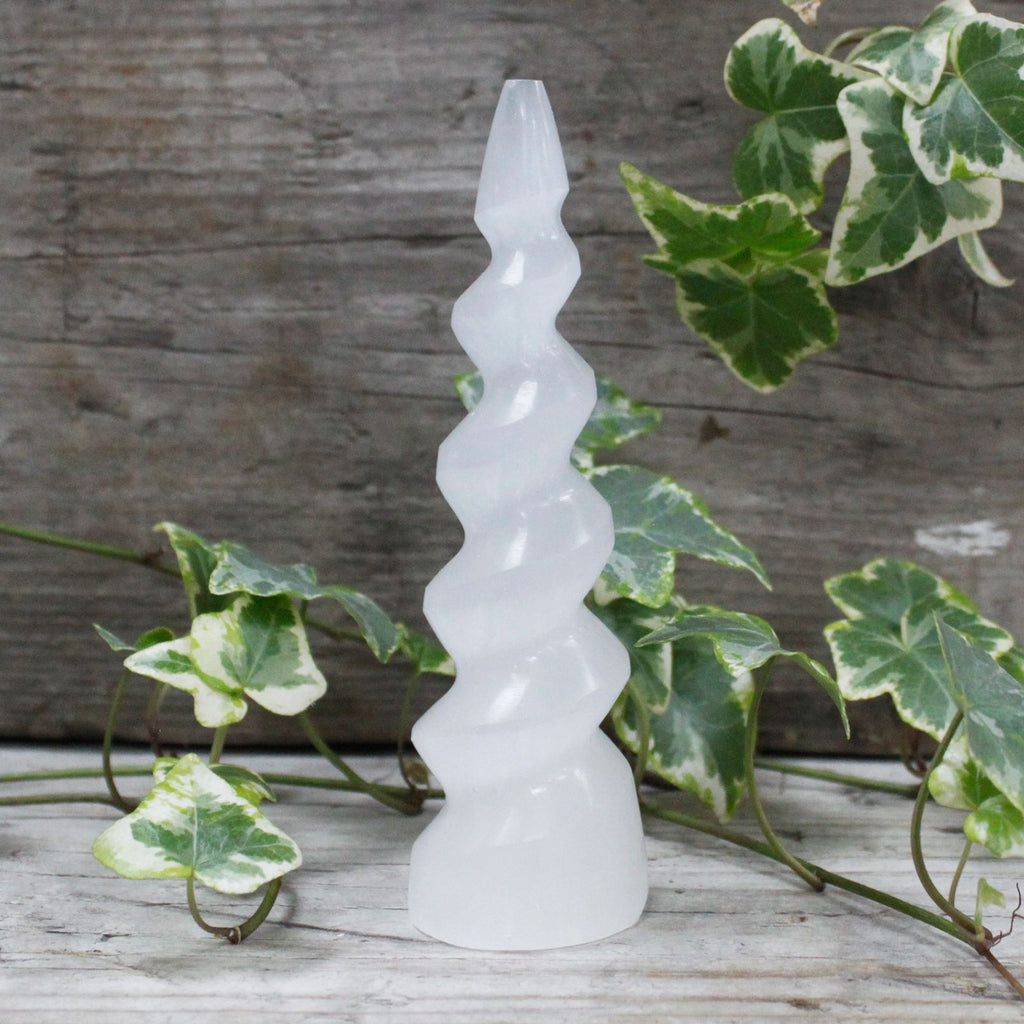 Torre de Chifre de Unicórnio em Espiral de Selenite - 15 cm