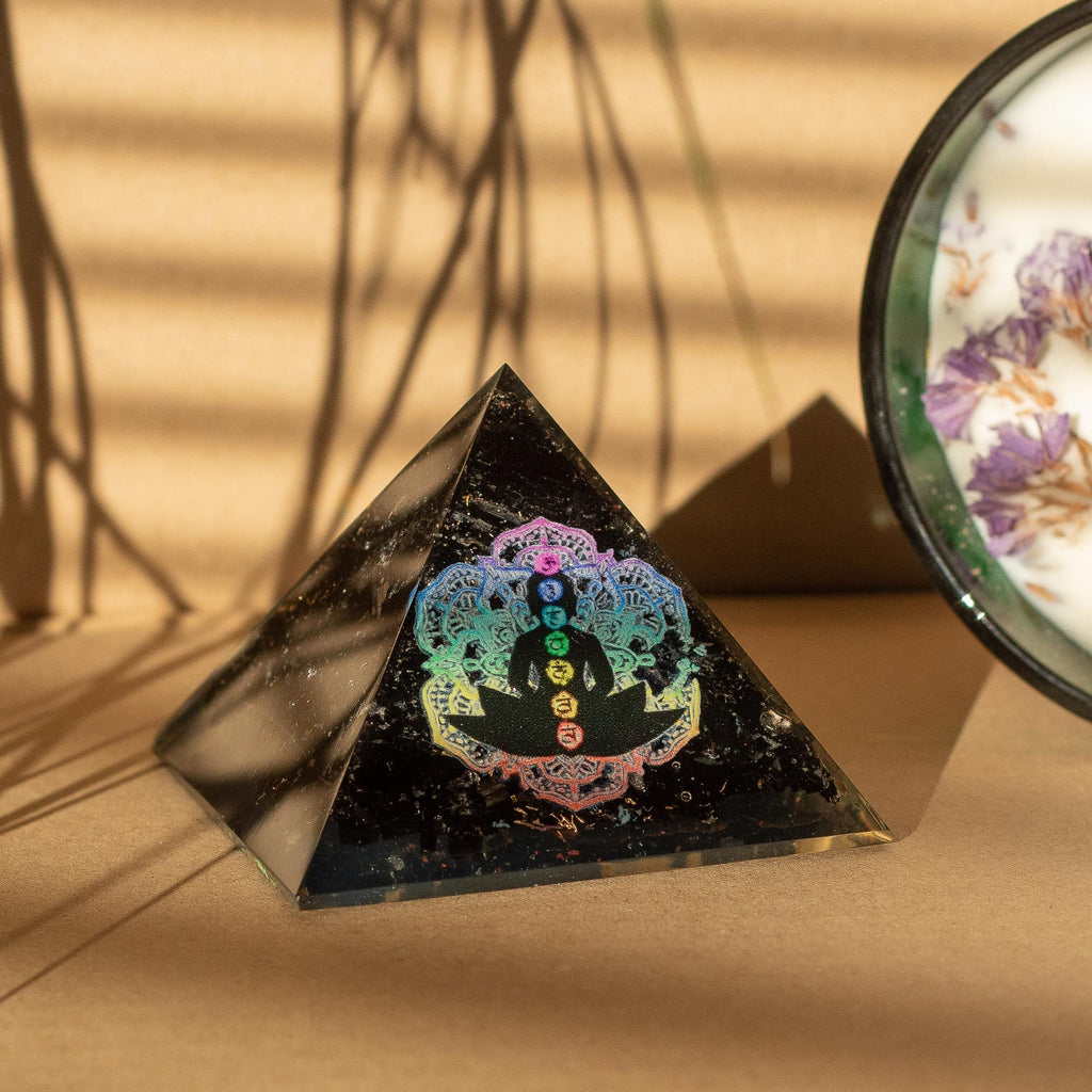 Pequeñas pirámides de orgonita 5.5x4.5cm - Chakra de Buda - Chips de turmalina negra